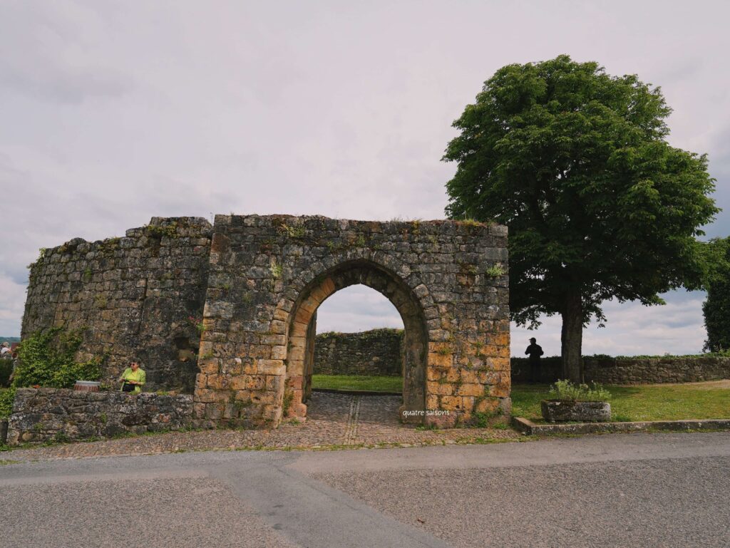 フランス南西部の街、カプドナックにある門La porte de Gergovie