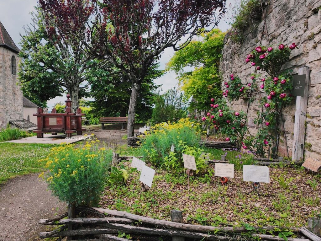 フランス南西部の街、カプドナックにある中世時代の庭園 (Jardin médiéval,Le Jardin des Cinq Sens)