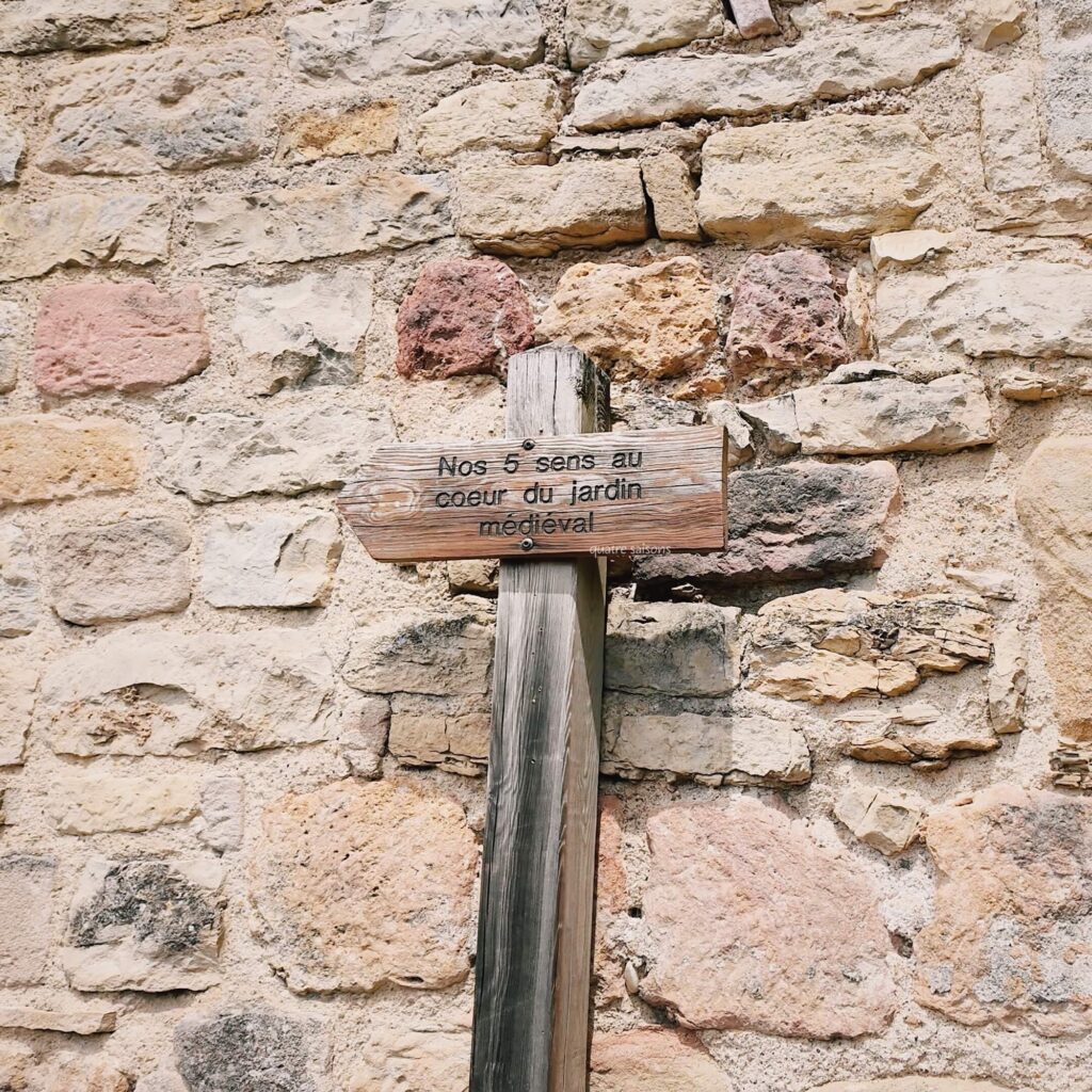 フランス南西部の街、カプドナックにある中世時代の庭園 (Jardin médiéval,Le Jardin des Cinq Sens)