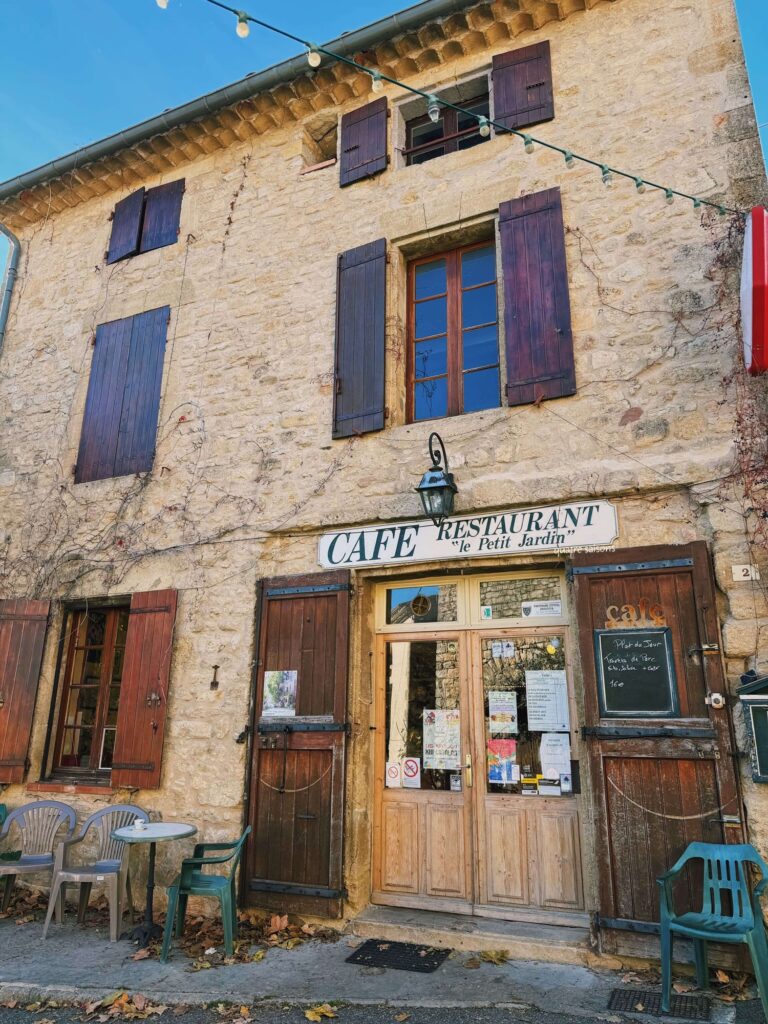 南フランスの小さな村、ヴィヤンスのレストランLe Petit Jardin