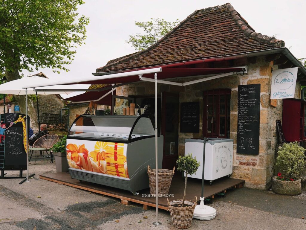 フランス南西部の美しい村、ルブルサックのカフェ・L’Atelier