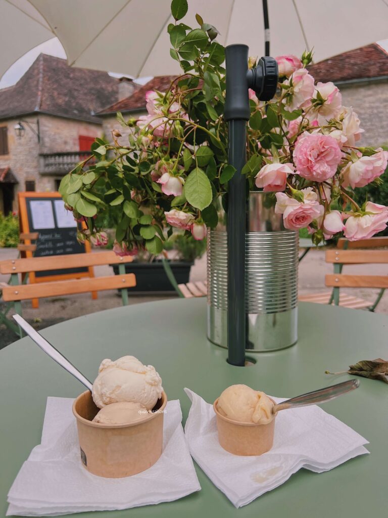 フランス南西部の美しい村、ルブルサックのカフェ・L’Atelier