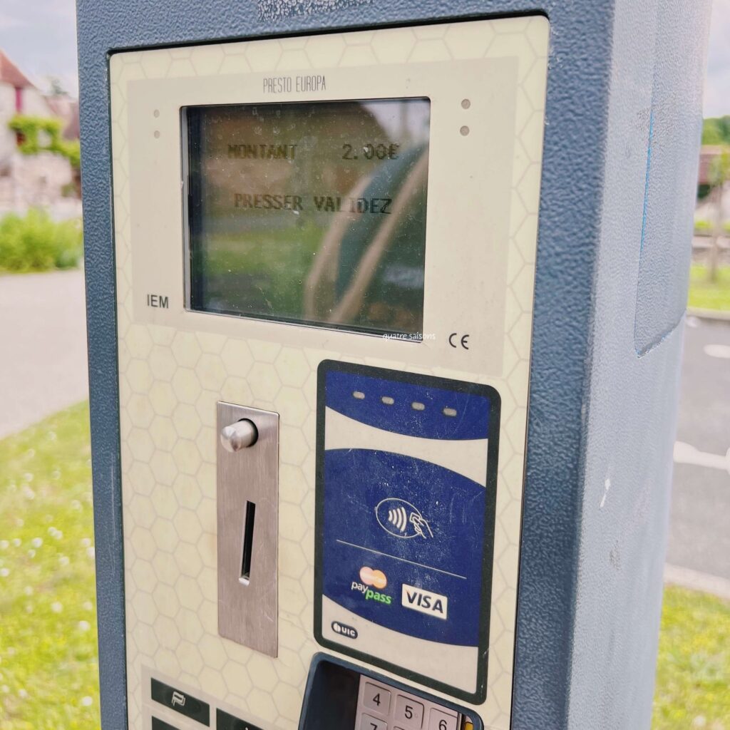 フランス南西部の村、ルブルサックの駐車券販売機