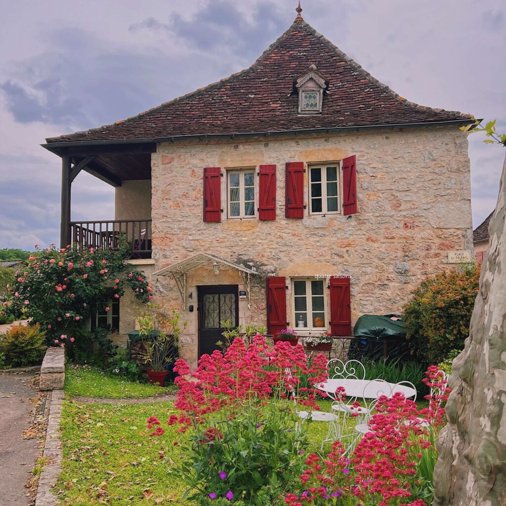 フランス南西部の村、ルブルサックの街並み、美しい花々
