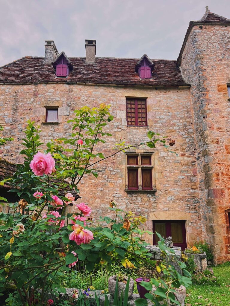 フランス南西部の村、ルブルサックの街並み、美しい花々