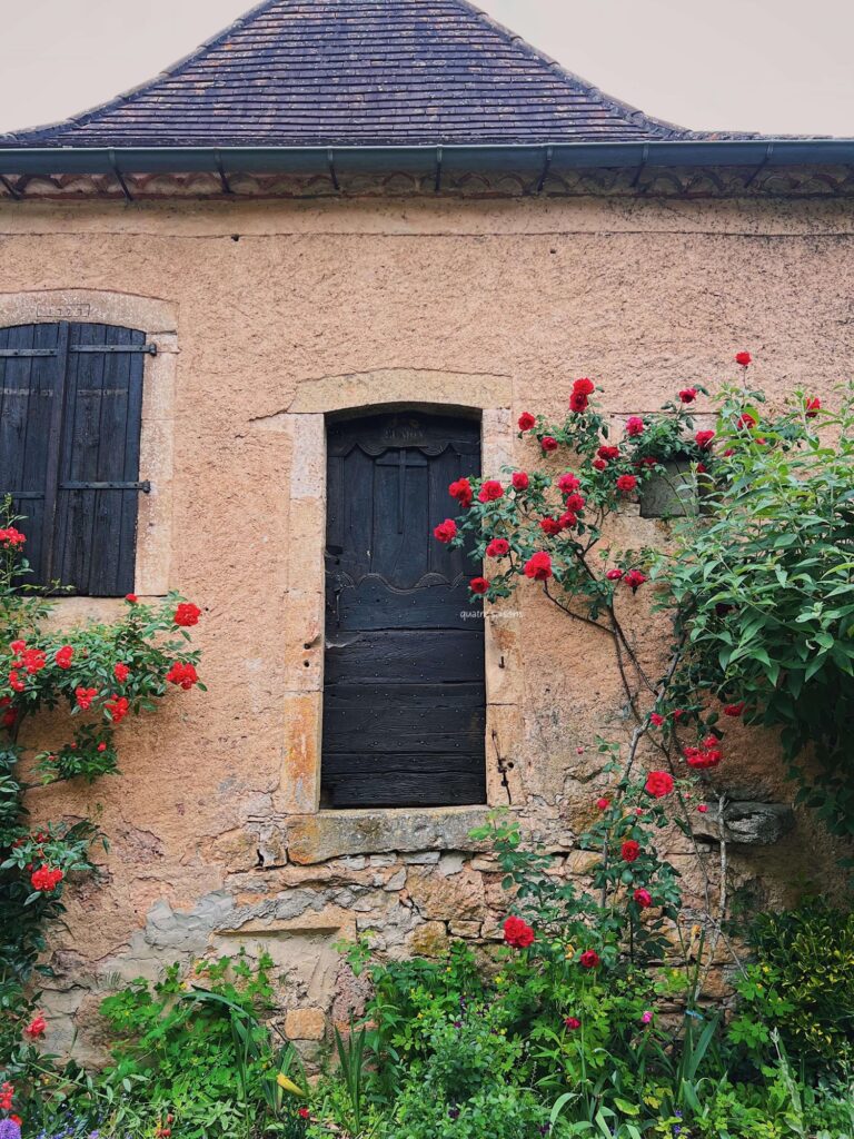 フランス南西部の村、ルブルサックの街並み、美しい花々