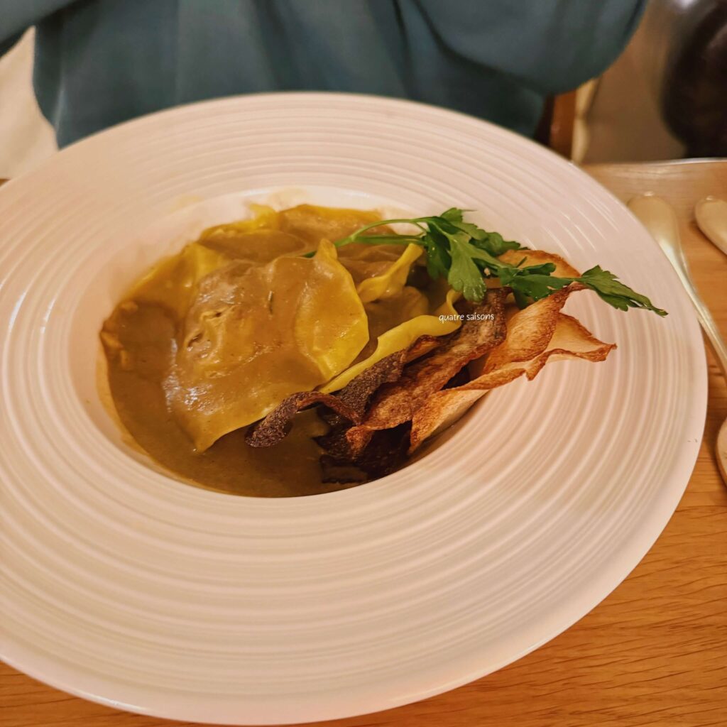 フランス南西部の村、ナジャックのホテル併設のレストランL'Oustal Del Barry