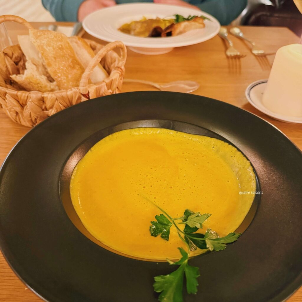 フランス南西部の村、ナジャックのホテル併設のレストランL'Oustal Del Barry