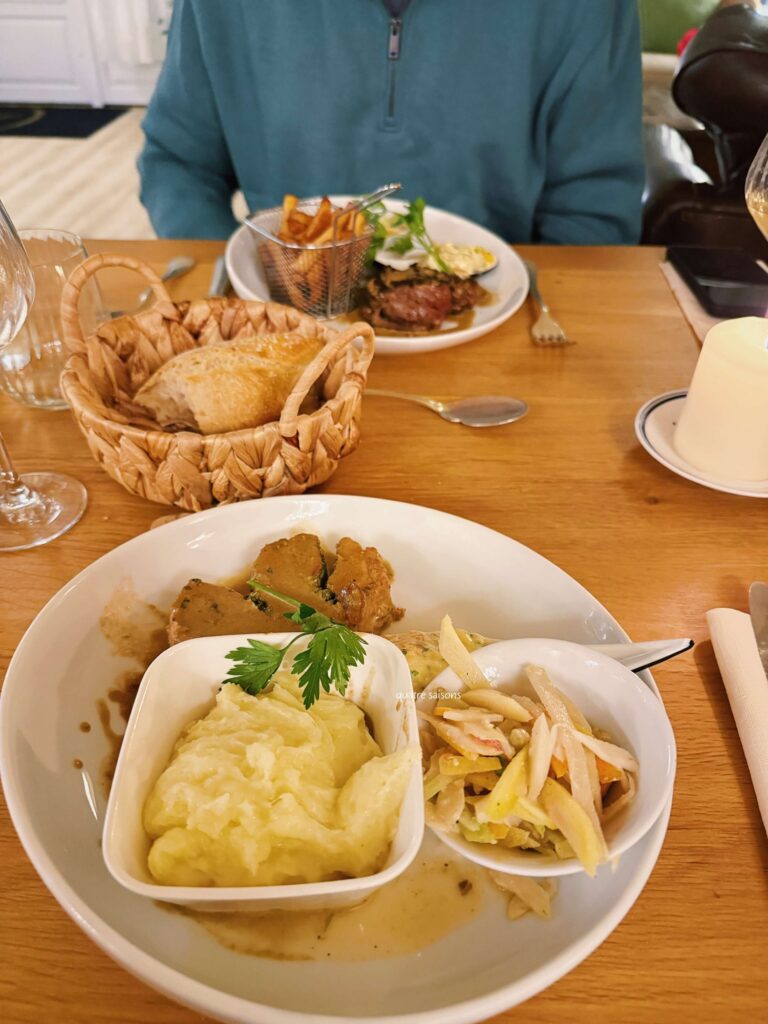 フランス南西部の村、ナジャックのホテル併設のレストランL'Oustal Del Barry