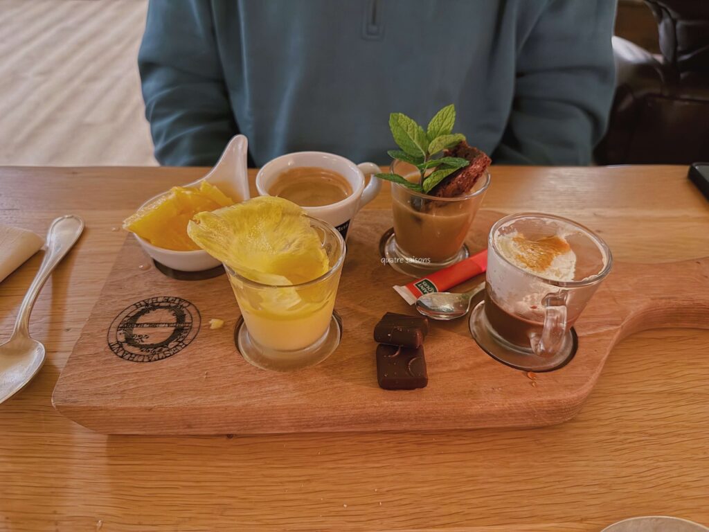 フランス南西部の村、ナジャックのホテル併設のレストランL'Oustal Del Barry