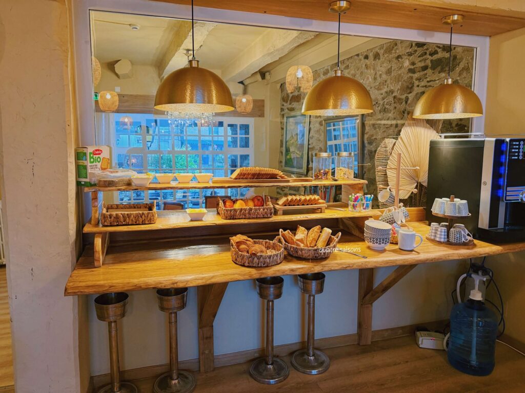 フランス南西部の村、ナジャックのホテル、L'Oustal Del Barryの朝食