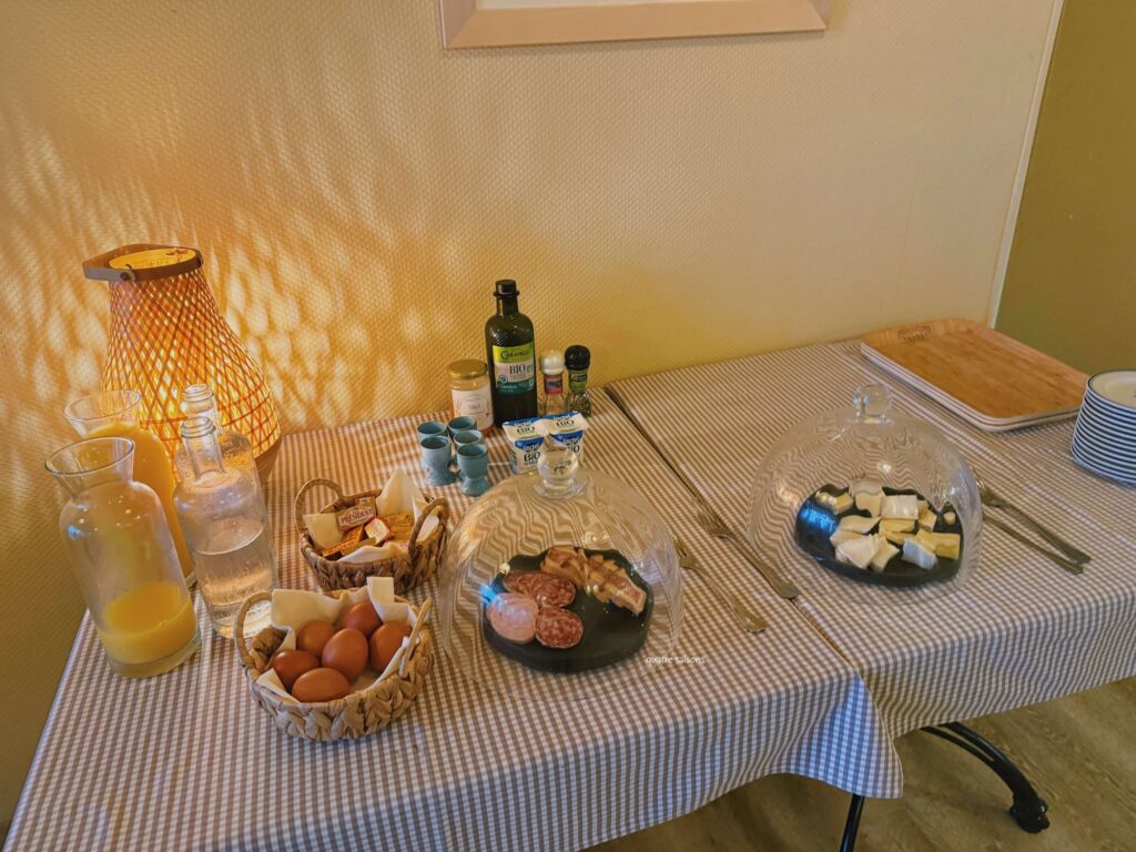 フランス南西部の村、ナジャックのホテル、L'Oustal Del Barryの朝食