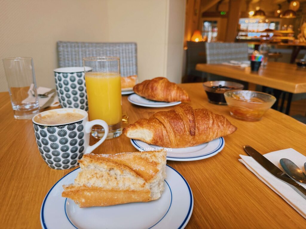 フランス南西部の村、ナジャックのホテル、L'Oustal Del Barryの朝食