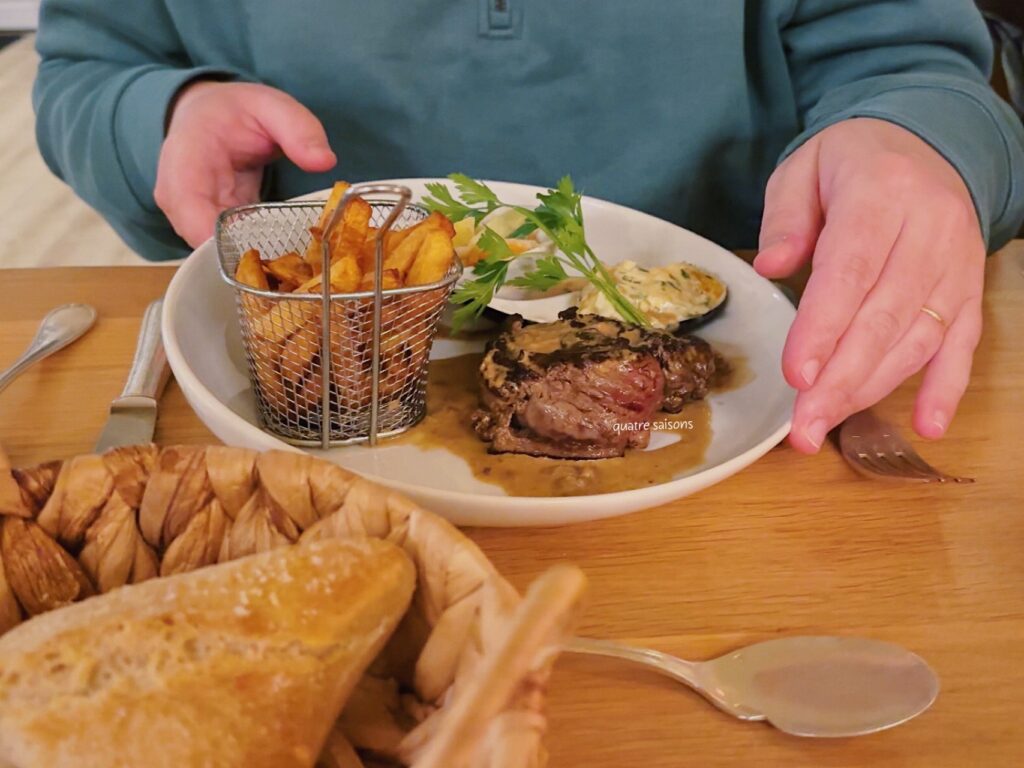 フランス南西部の村、ナジャックのホテル併設のレストランL'Oustal Del Barry