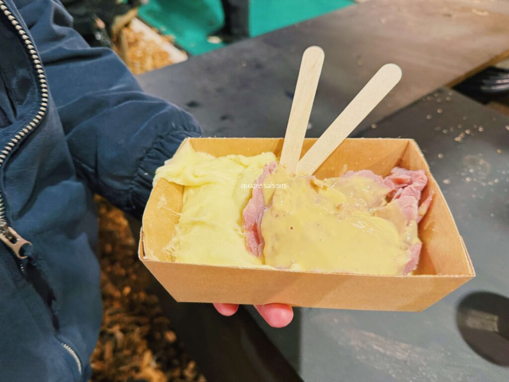 南フランスの街、ニースのクリスマスマーケットのアリゴ