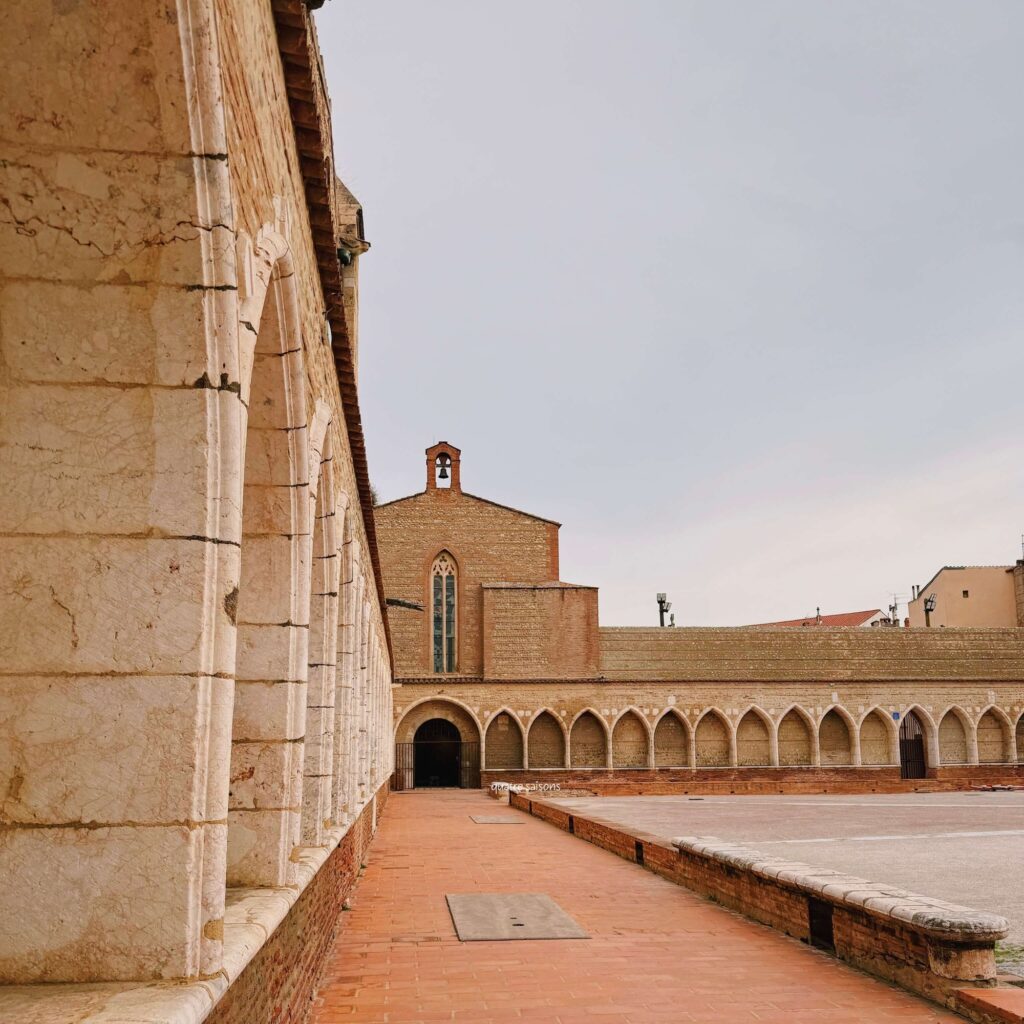 フランス南西部、ペルピニャンの墓地修道院、カンポ・サント(Campo Santo)