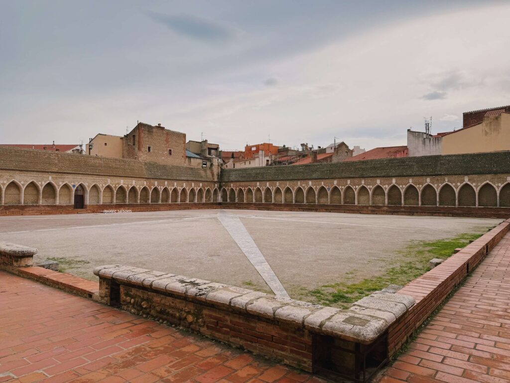 フランス南西部、ペルピニャンの墓地修道院、カンポ・サント(Campo Santo)