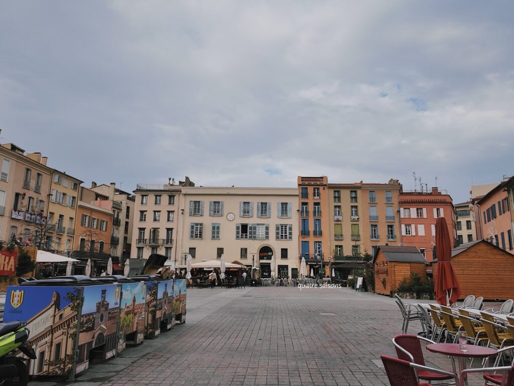 フランス南西部ペルピニャンのレピュブリック広場