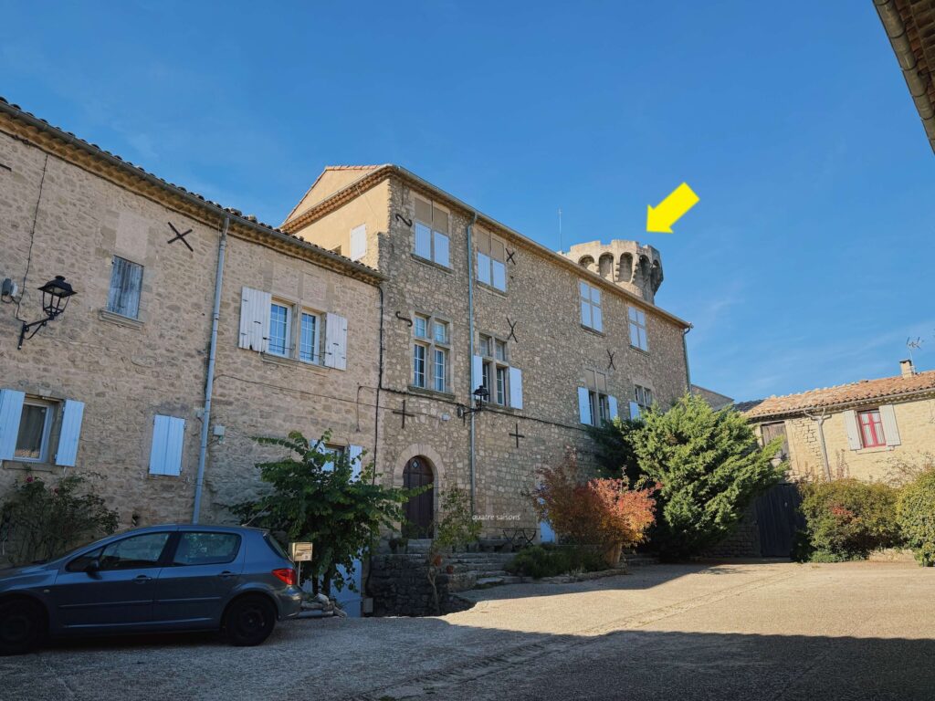 南フランスの村ヴィヤンスの昔お城だった建物