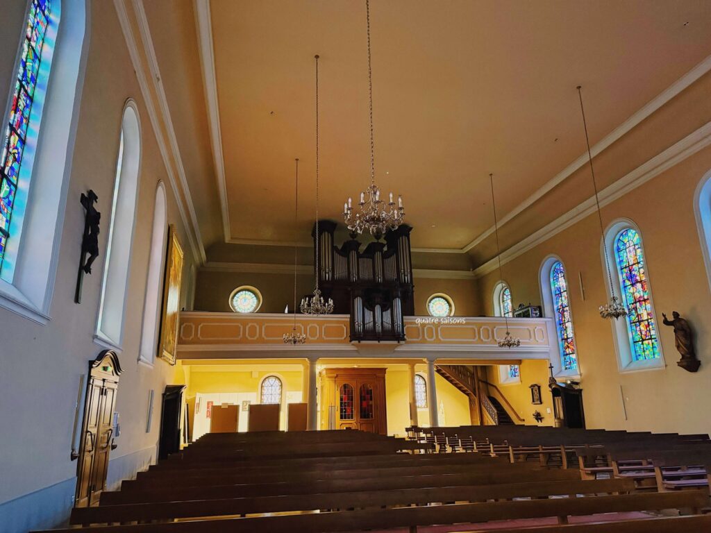 フランス・アルザス地方の村エギスハイムのサン・ピエール & ポール教会。