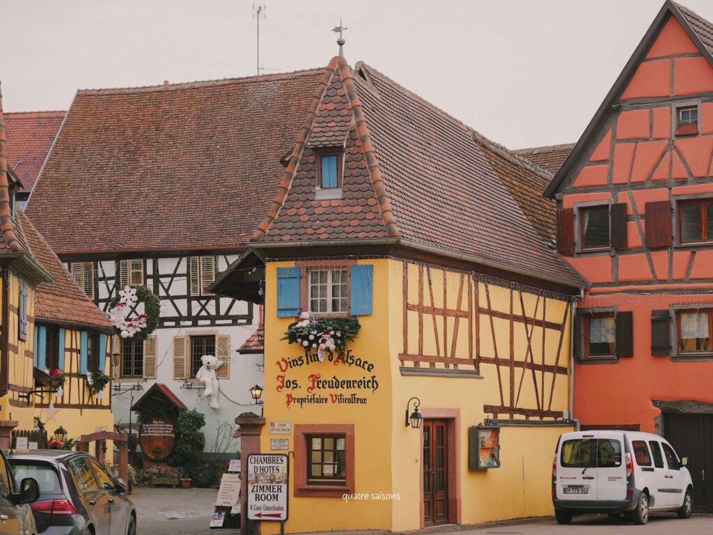 アルザス地方の村、エギスハイムのカラフルなコロンバージュの家々