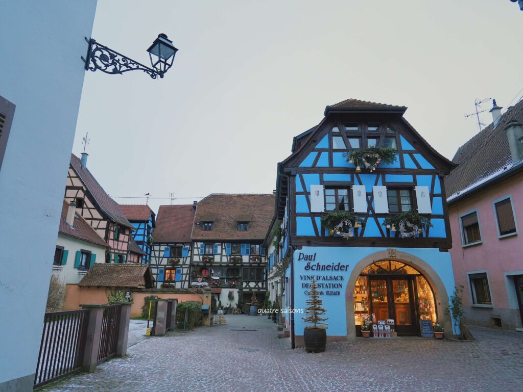 アルザス地方の村、エギスハイムのカラフルなコロンバージュの家々