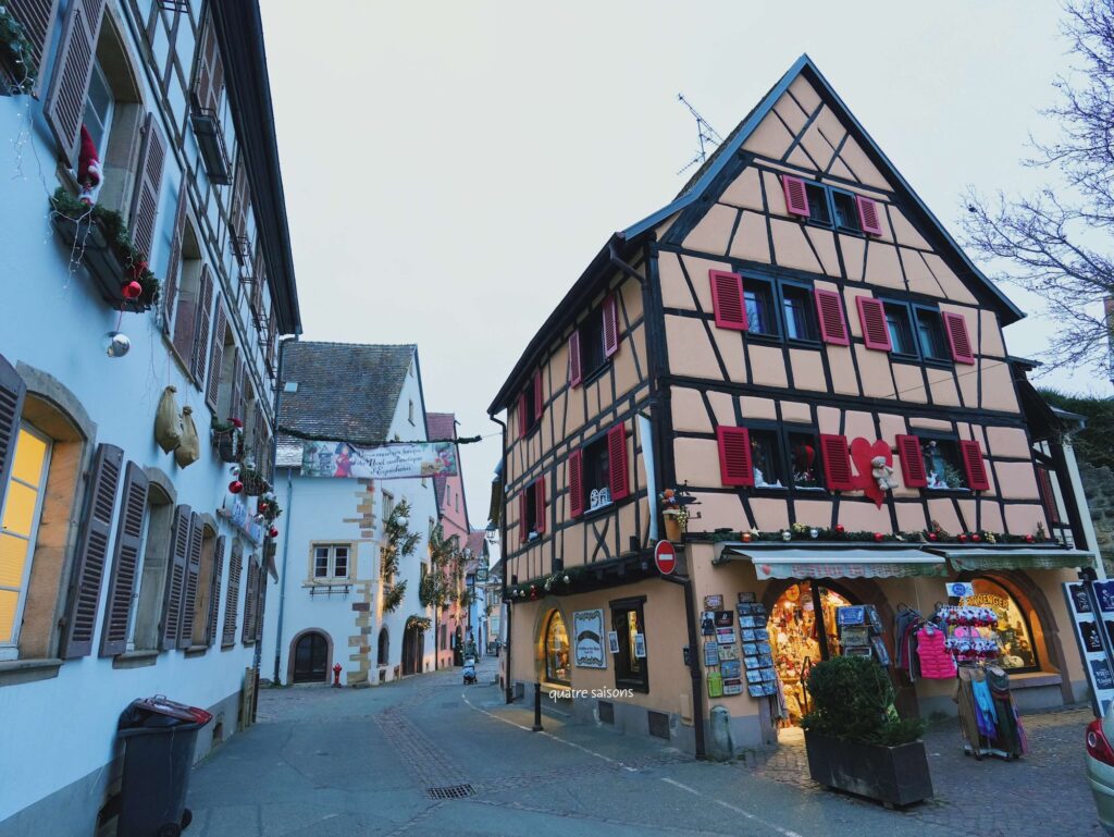 アルザス地方の村、エギスハイムのカラフルなコロンバージュの家々