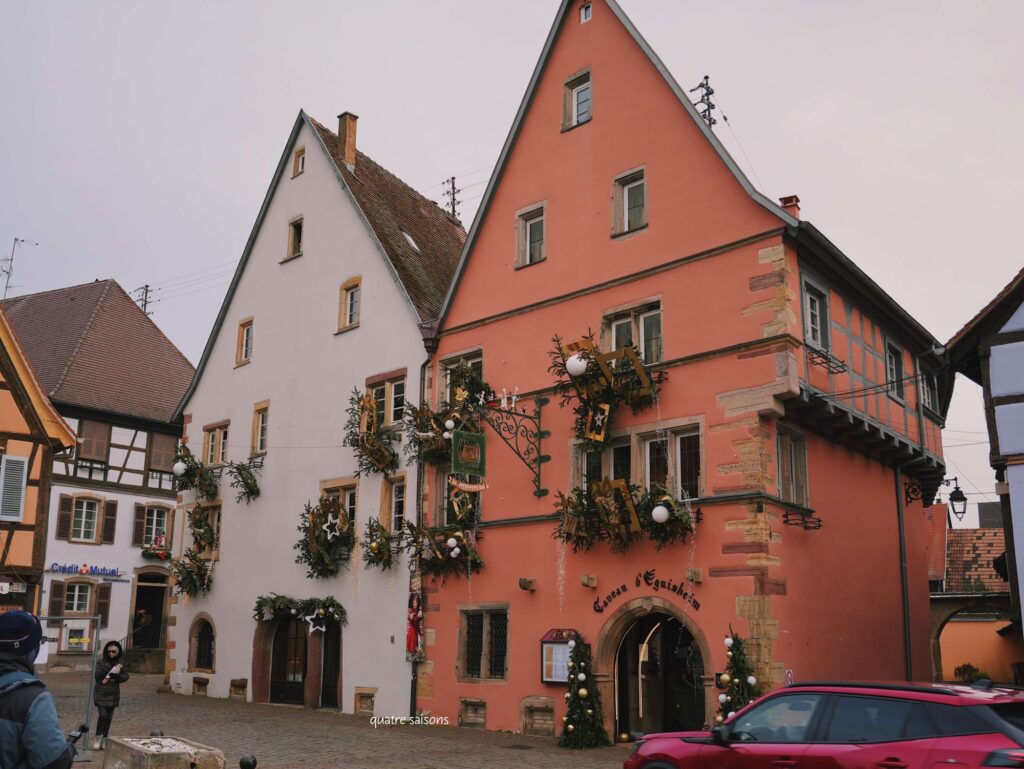 アルザス地方の村、エギスハイムのカラフルなコロンバージュの家々