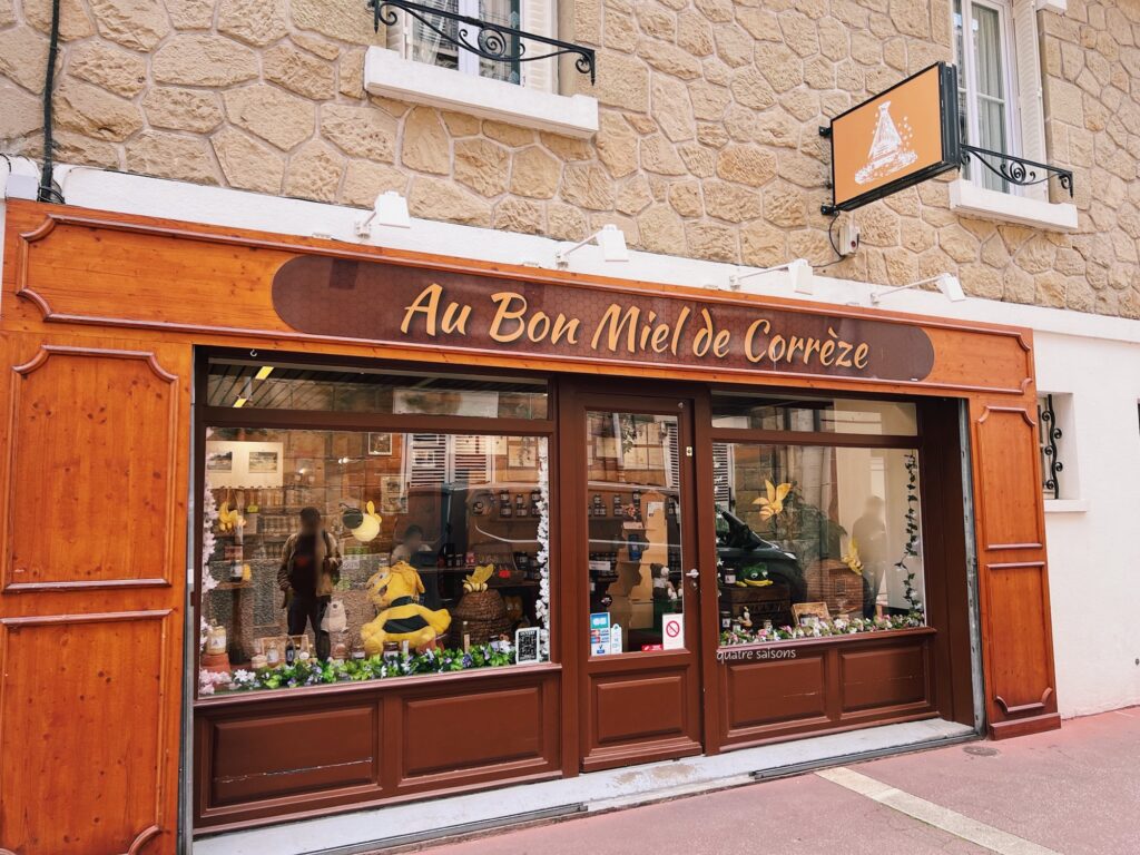 フランスの街、ブリーヴ・ラ・ガイヤルドハチミツショップAu bon miel de Corrèze
