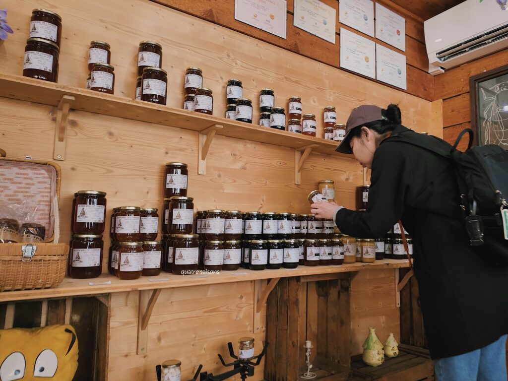 フランスの街、ブリーヴ・ラ・ガイヤルドハチミツショップAu bon miel de Corrèze