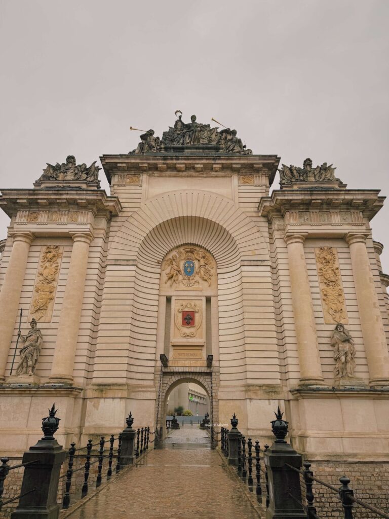 北フランスの街リールにあるパリ門