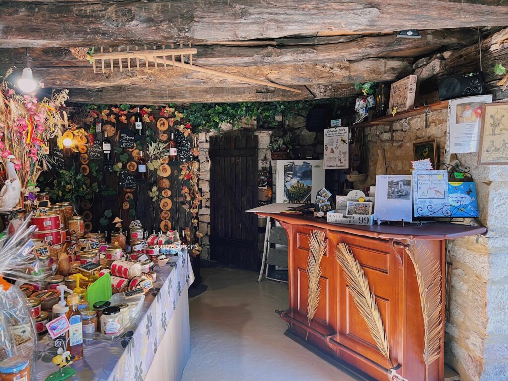 フランス南西部にあるサン・タマン・ド・コリーにあるお店、Produits Regionaux