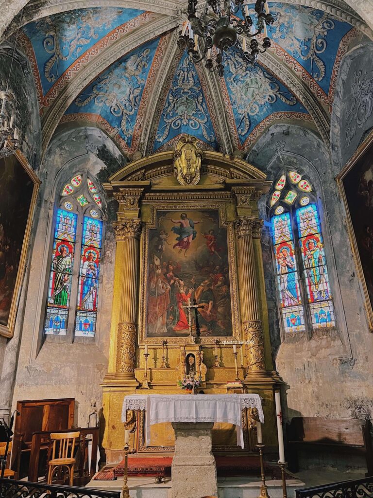 南フランスの村、ヴィヤンスにあるサンティ・レール教会