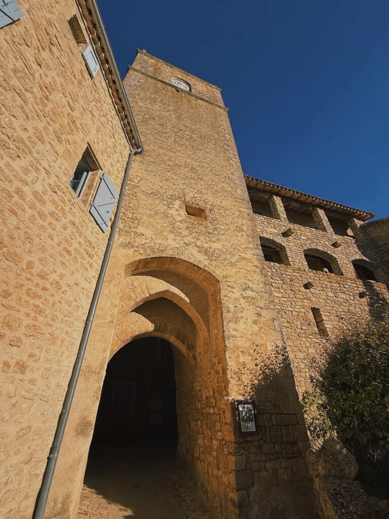 南フランスの村、ヴィヤンスのポルト・ヌーヴ【新しい門】（La Porte Nouve）