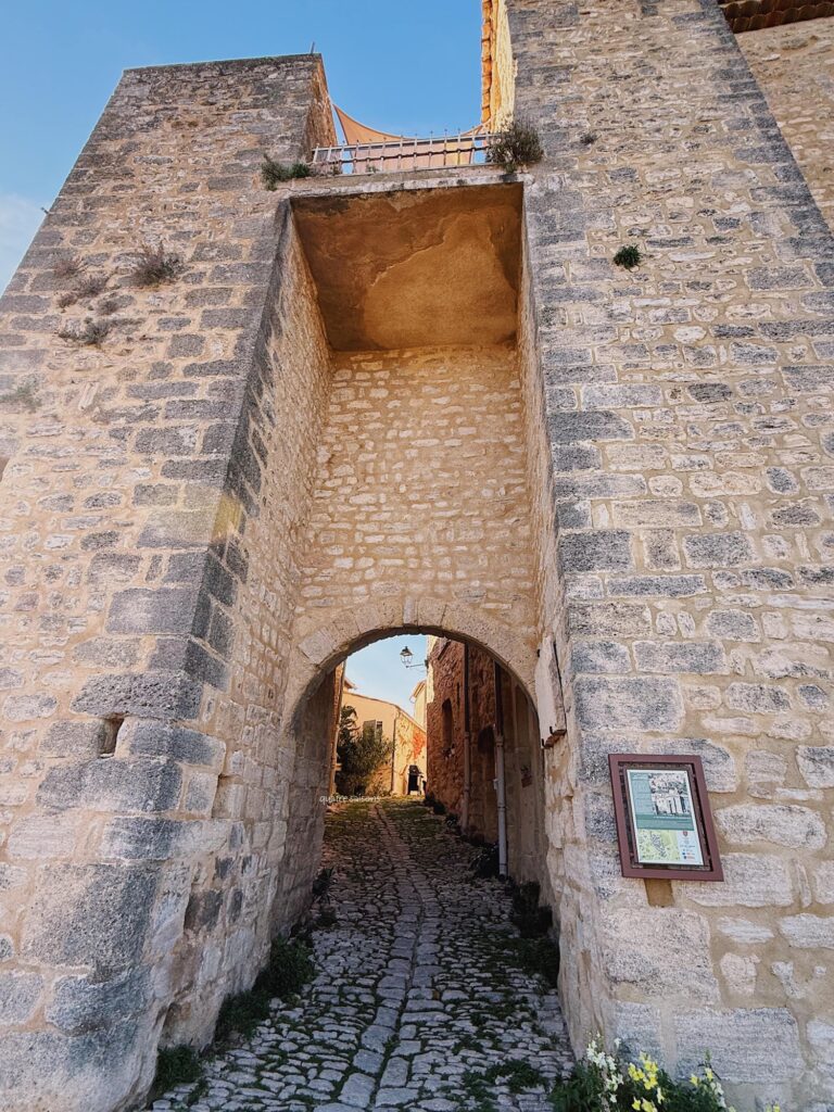 南フランスの村ヴィヤンスのノートルダム門別名サラセン門