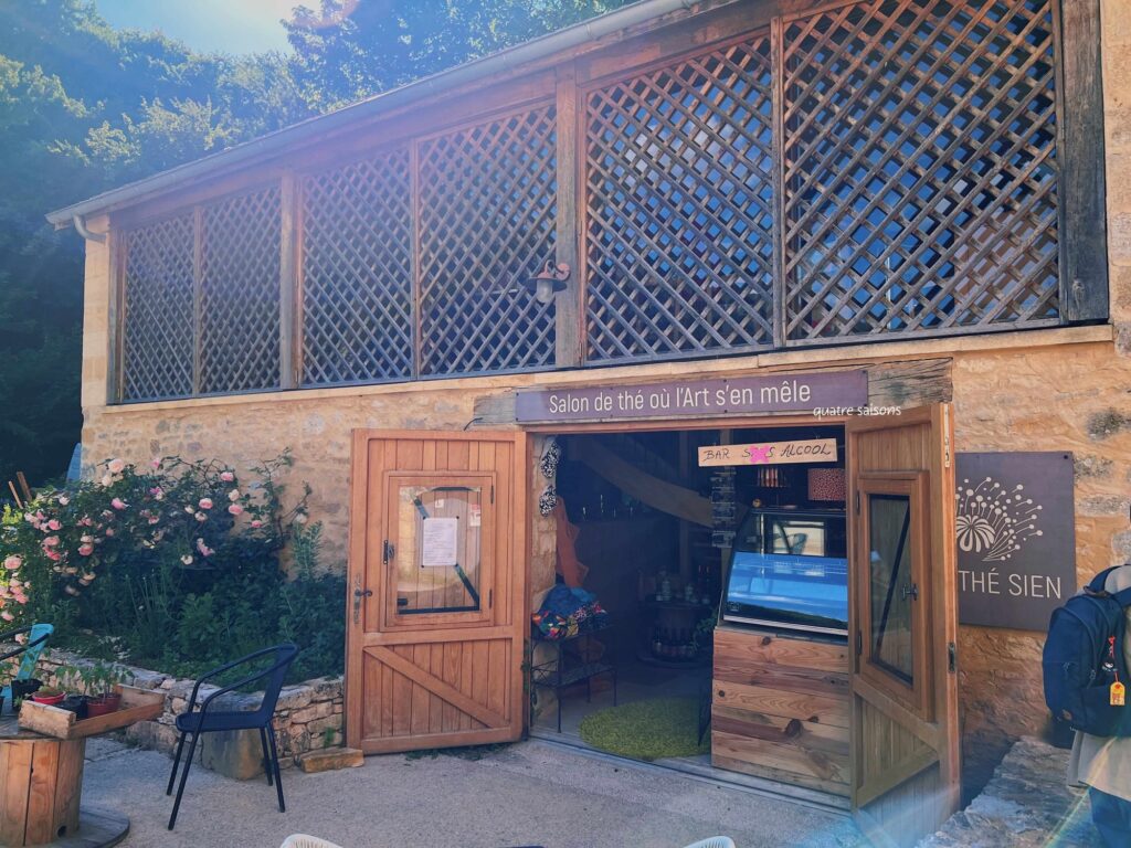 フランス南西部にあるサン・タマン・ド・コリーのカフェ