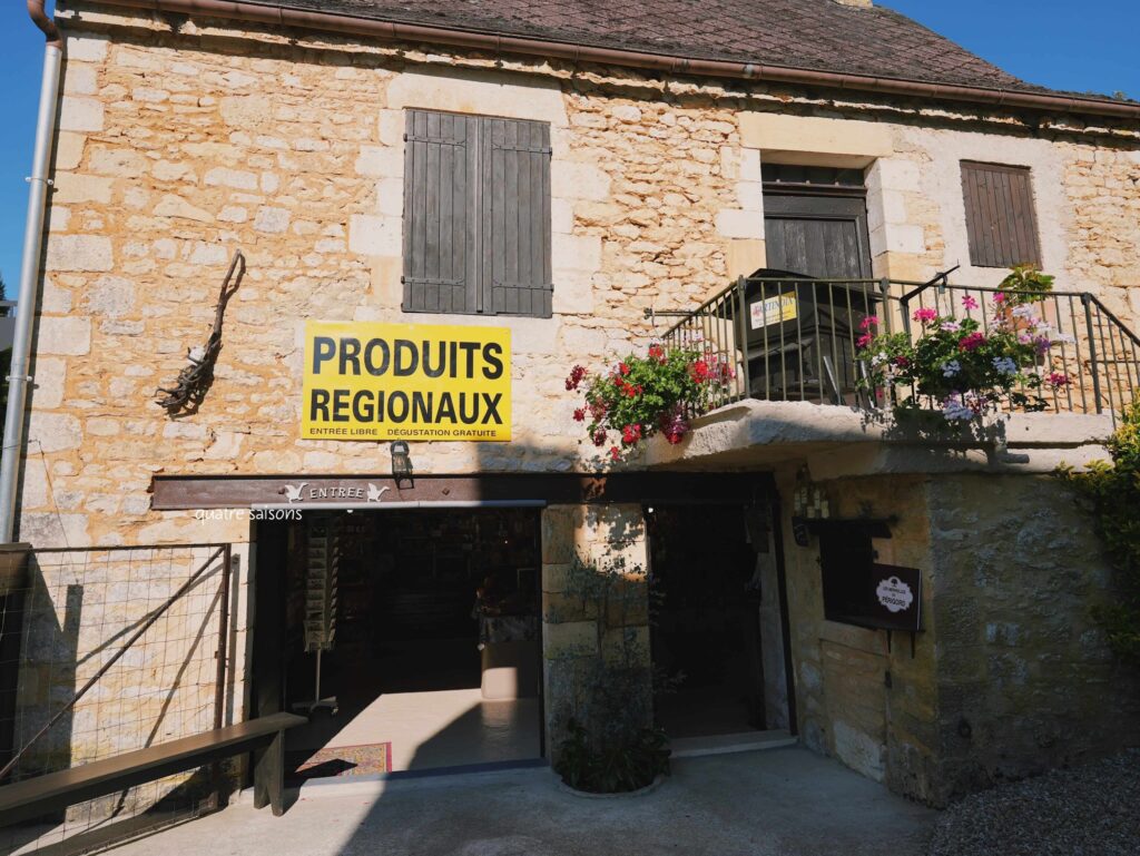 フランス南西部にあるサン・タマン・ド・コリーにあるお店、Produits Regionaux。