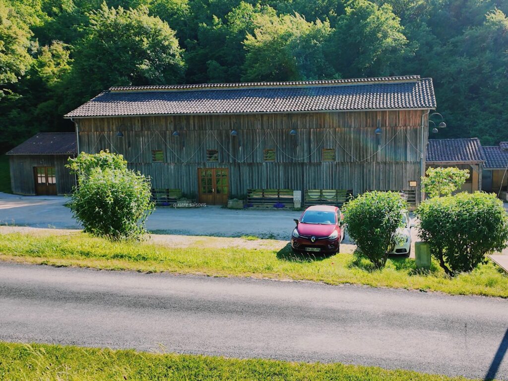 フランス南西部にあるサン・タマン・ド・コリーの乾燥場と納屋