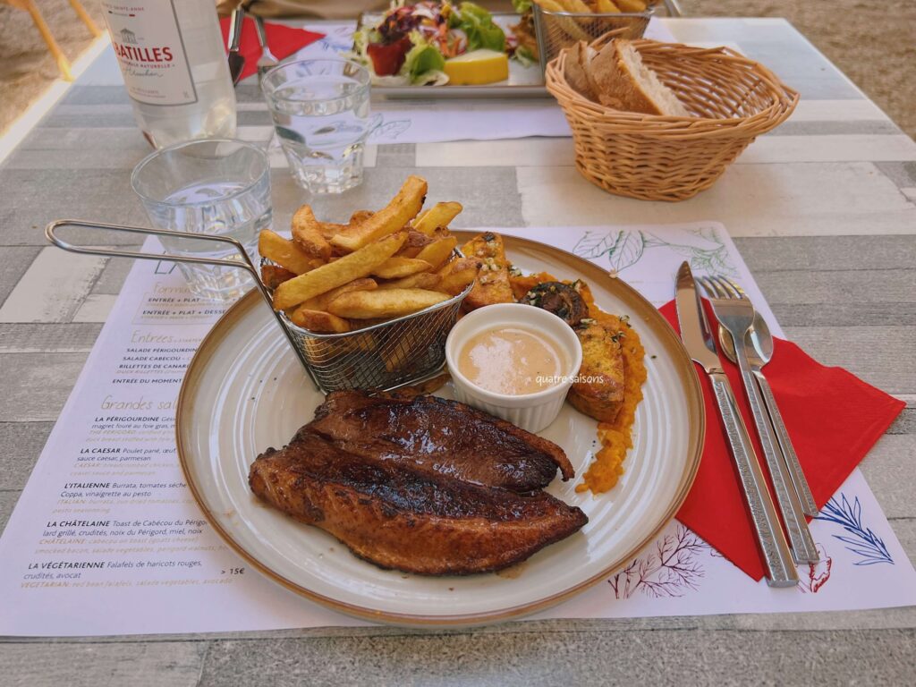 フランス南西部の街、サン・ジャン・ド・コールのレストランLa Perla