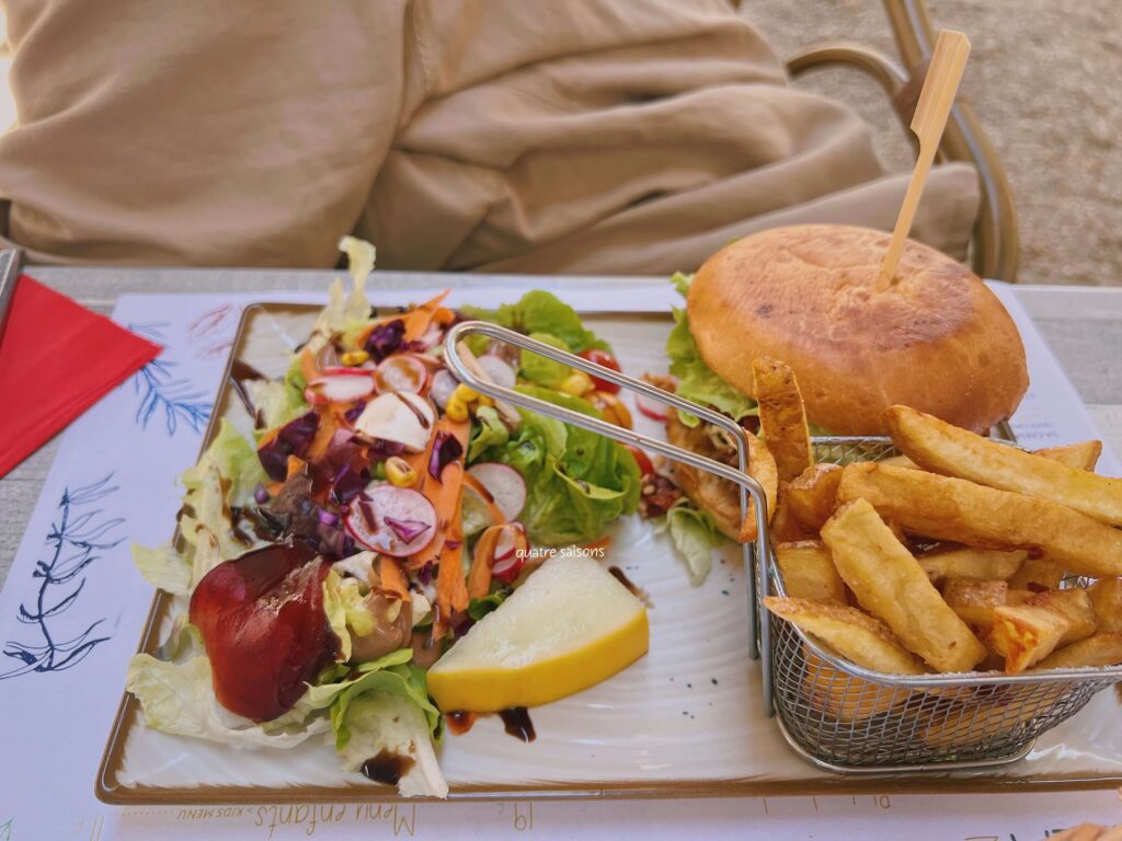 フランス南西部の街、サン・ジャン・ド・コールのレストランLa Perla