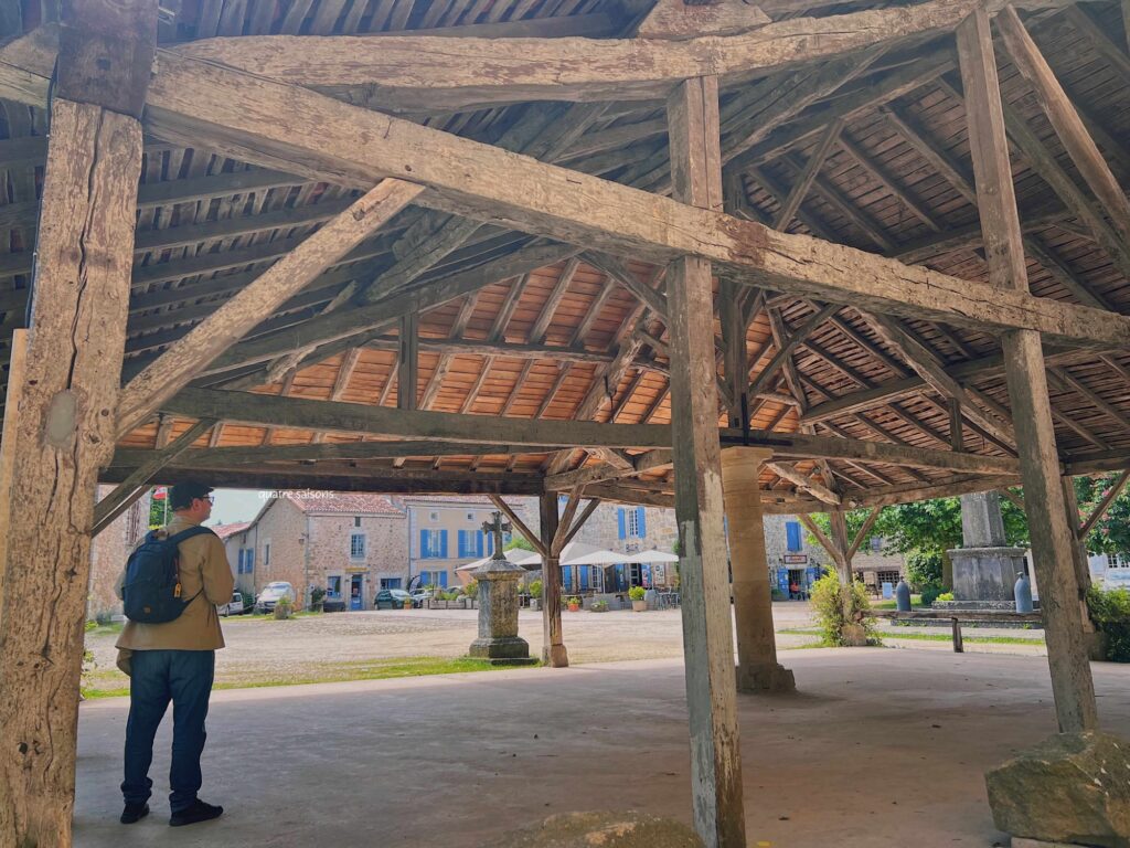 フランス南西部の村、サン・ジャン・ド・コールの屋根付きホール