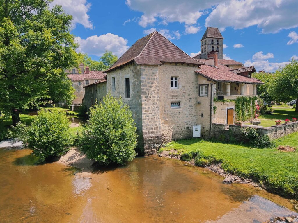 フランス南西部の村、サン・ジャン・ド・コールのヴューポン橋から見たコール川