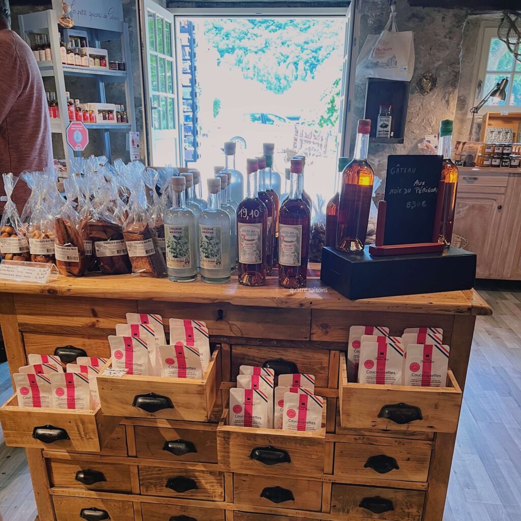 フランス南西部の村、サン・ジャン・ド・コールの小さなお店、Distillerie Clovis Reymond