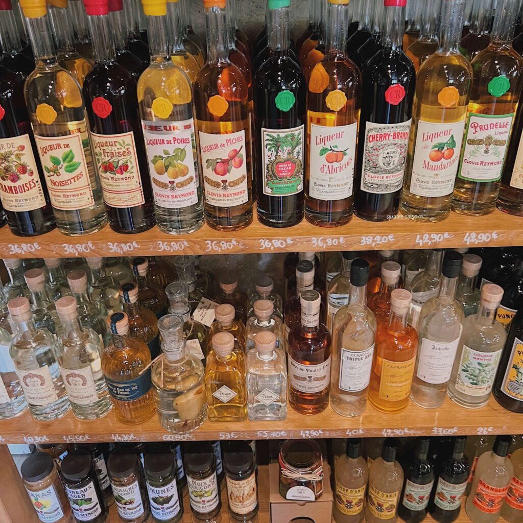 フランス南西部の村、サン・ジャン・ド・コールの小さなお店、Distillerie Clovis Reymond