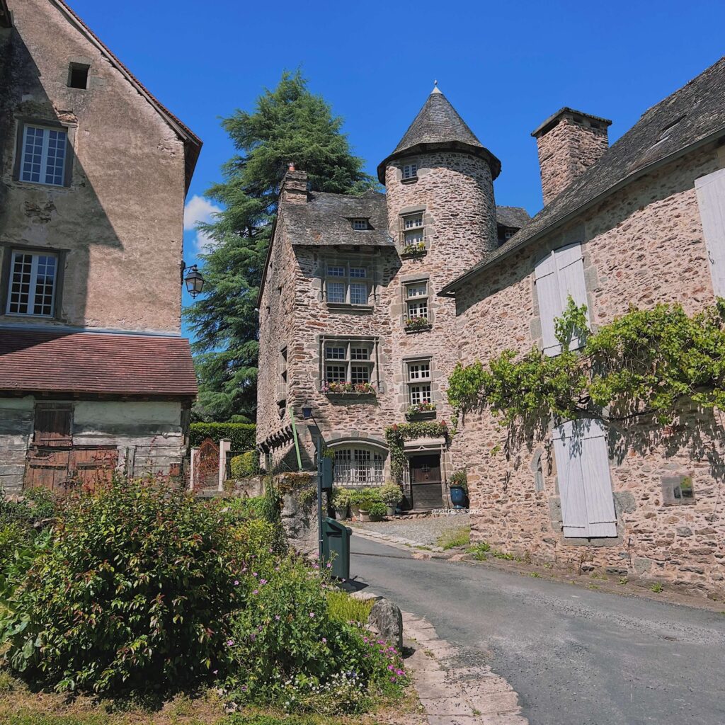 フランス南西部の美しい村、セギュール・ル・シャトーのサンローランの塔