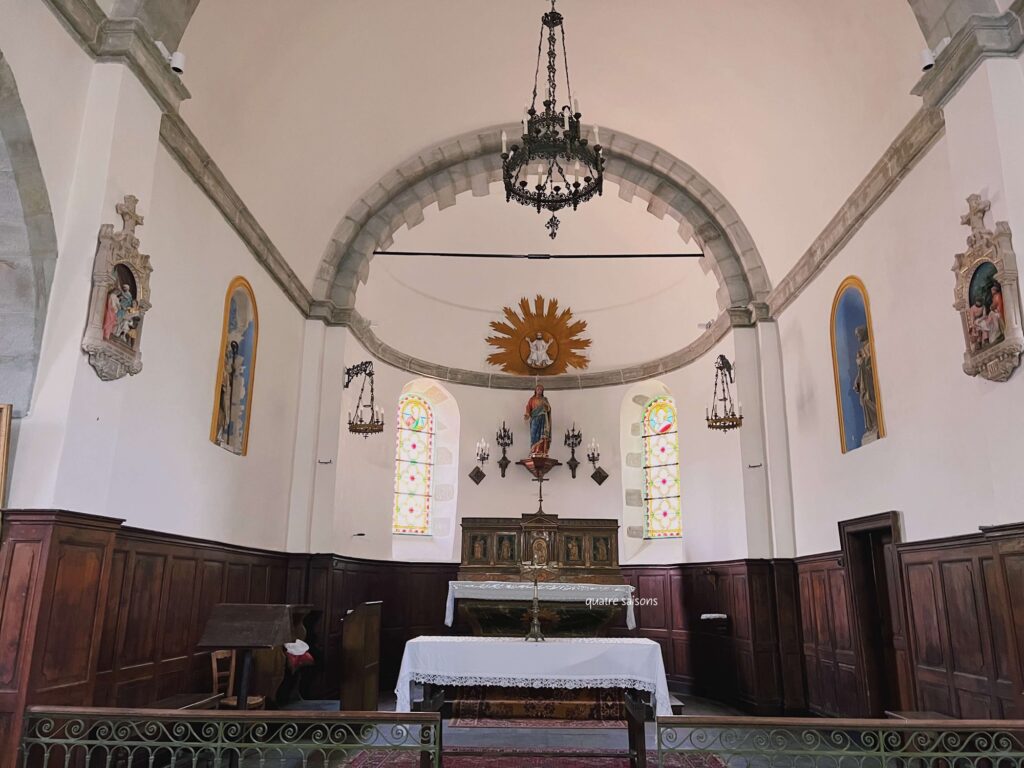 フランス南西部の美しい村、セギュール・ル・シャトーのバヤルジョーのサンレジェ教会