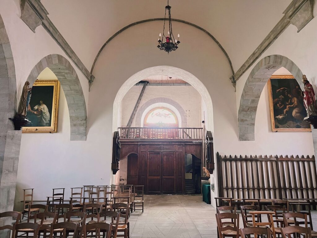 フランス南西部の美しい村、セギュール・ル・シャトーのバヤルジョーのサンレジェ教会