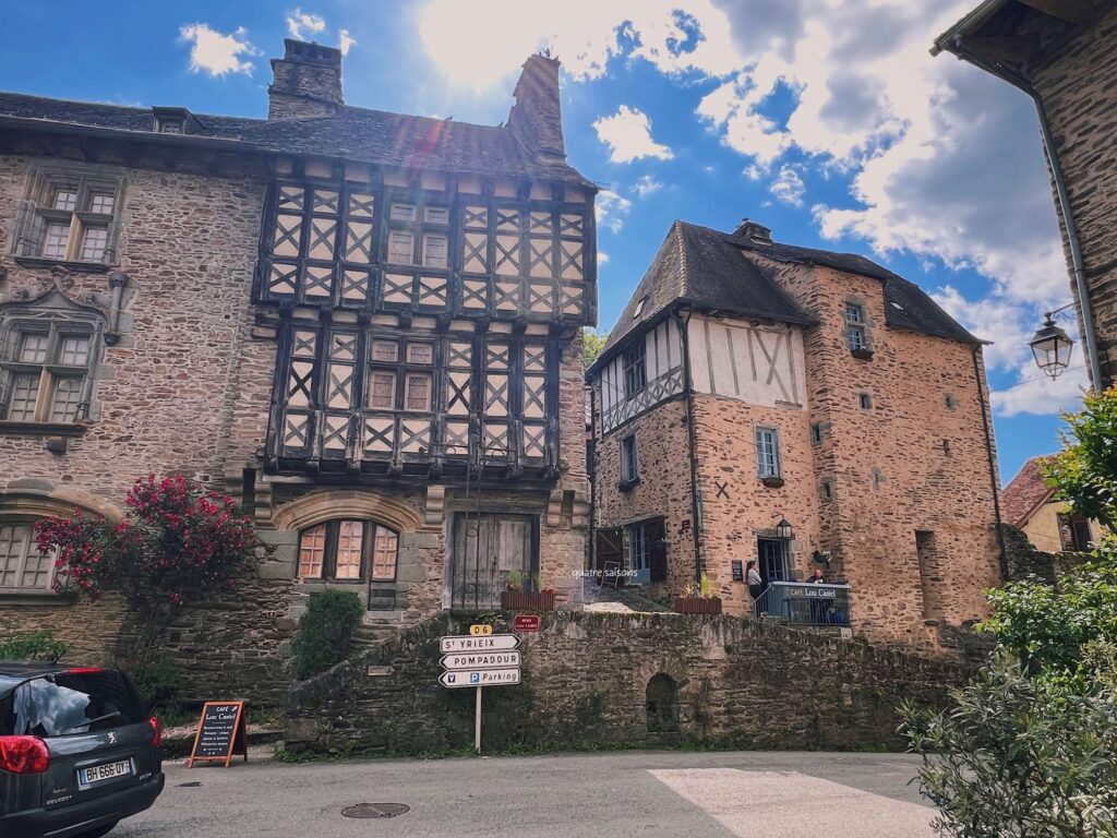 フランス南西部の村、セギュール・ル・シャトーのクロー広場