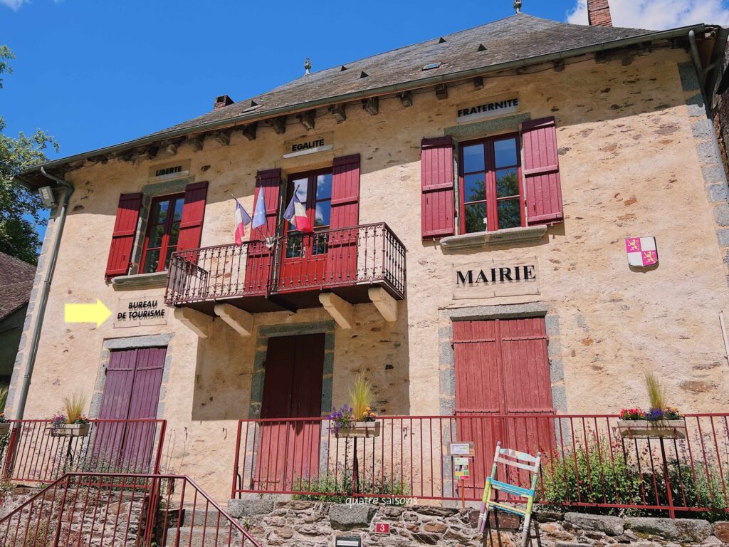 フランス南西部の美しい村、セギュール・ル・シャトーの観光案内所