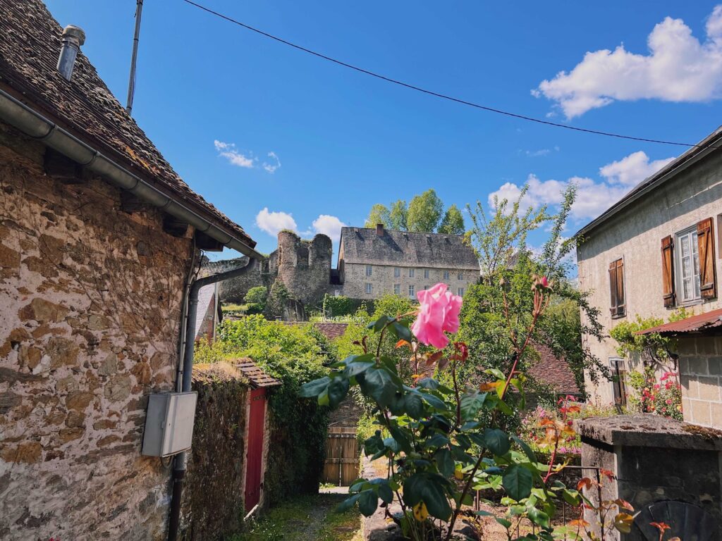 フランス南西部の村、セギュール・ル・シャトーにあるお城、カストラム